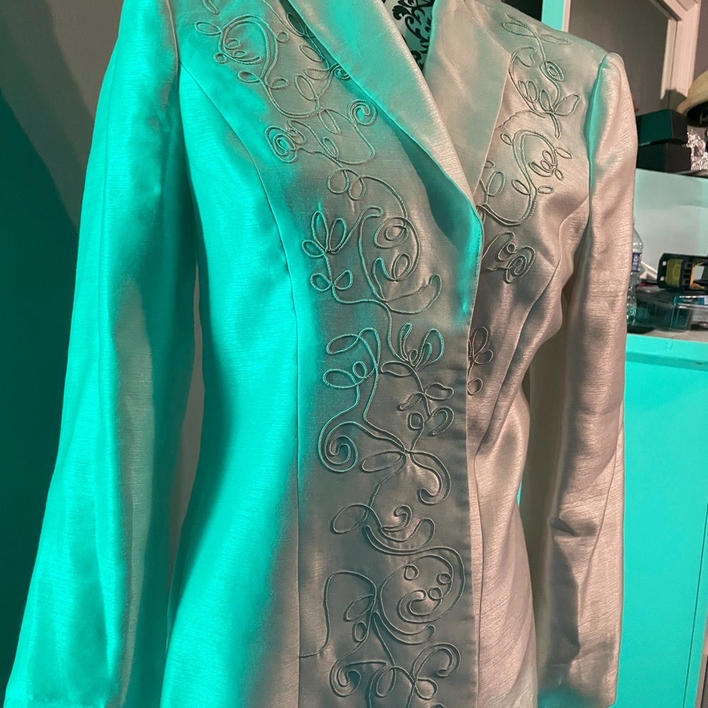 Lesuit embroidered beaded white blazer 💟💟 size14